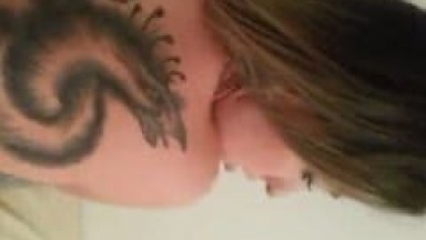 Gostosa Tatuada Começou a Gemer em Dobro Quando Descobriu Que Tava Gravando e Pediu Pro Seu Parceiro Foder Sua Xereca – Caiu na Net