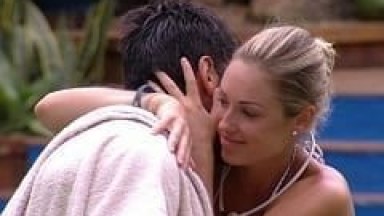 BBB18: Jéssica a Participante Que Namora Seduziu o Lucas de Vez e Após Ter Sido Masturbada Por Ele Resolve Retribuir Tocando Uma Punheta Pro Cara Que é Noivo Fora da Casa