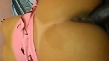 Negão Coloca A Gaucha De Porto Alegre – RS De Quatro Com A Bunda Muito Empinada E O Cuzinho Aberto E Mete O Piru Nessa Bunda Perfeita