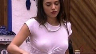 BBB18: Paula Barbosa A Mais Safada Da Casa Colocou Uma Camisa Branca Sem Sutiã E Foi Cozinhar, Deixando Aparecer Seus Peitos De Uma Forma Sexy