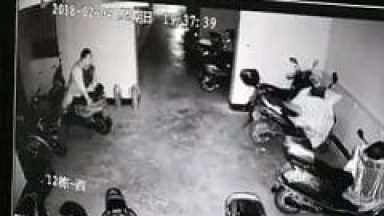 Coroa Muito Doido Entrou Em Uma Garagem E Começou A Meter O Piru Em Uma Das Motos, Mas Foi Flagrado Pela Camera E Caiu Na Net