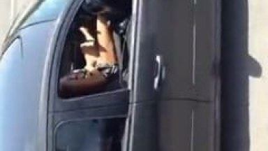 Enquanto Dirigia Numa Rodovia de São Paulo a Gostosa Masturbava Sua Xereca na Pressão e um Caminhoneiro Flagrou Tudo – Caiu na Net