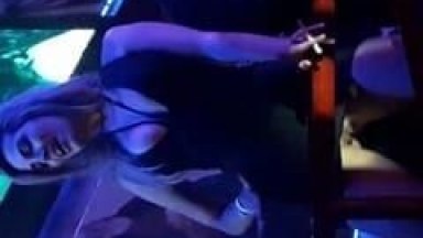 Loira Espetacular Estava na Área Vip de Uma Boate e Começou a Rebolar Com um Vestido Muito Curto Mostrando Que Estava Sem Calcinha Exibindo a Xereca – Caiu na Net