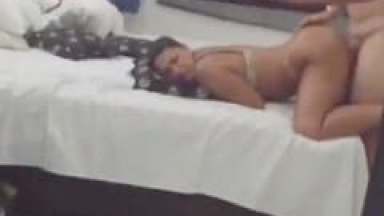 Esposinha Com Cara De Puta E Da Bunda Enorme Libera A Buceta De Quatro Toda Empinada Pro Maridão, Que Mete Devagarzinho
