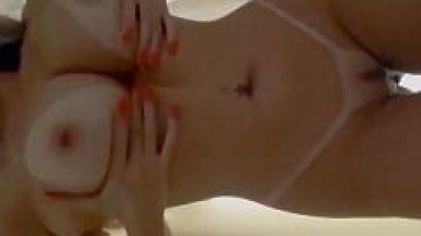 Loirinha Carioca De Angra Dos Reis – RJ Gravou Um Video Amador Exibindo Seu Corpo Muito Gostoso Com Marquinha De Sol