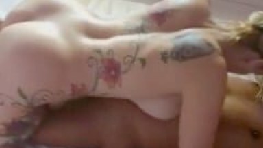 Gostosa Toda Tatuada Coloca Uma Musica Relaxante E Se Esfrega No Seu Parceiro Pra Deixar Ele Bem Exitado Antes De Dar A Buceta Pra Ele