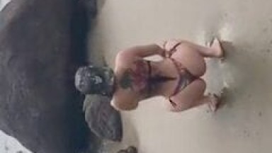 Letícia Dias Novinha Cavala Da Bunda Gostosa De Búzios – RJ Colocou Um Funk Na Praia Pra Tocar, Pediu Pro Seu Amigo Filmar Ela Rebolando E Empinando A Bunda Linda