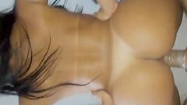 Morena Rabuda Deliciosa Coloca A Mão Na Cintura E Quica Com A Buceta No Seu Parceiro De Uma Forma Muito Linda E Sexy Nesse Porno Amador
