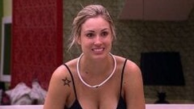 BBB18: Dessa Vez Foi A Vez Da Empresária Jessica Se Descuidar Enquanto Trocava De Roupa E Deixar Seu Bico Do Peito Aparecer Um Pouco