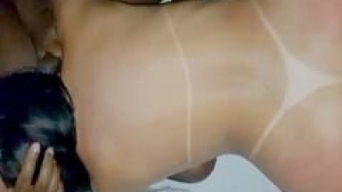 Putinha De Campinas – SP Vai Pro Motel Com Um Amigo Branco E Um Negão Fazer Um Menage, enquanto Ela Da Pro Branco, Chupa Com Gosto O Pau Do Negão