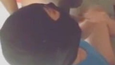 Gays Fazem Uma Foda A Tres Que Um Rapaz Filma O Safado Chupando A Piroca Dele E De Um Amigo Ao Mesmo Tempo Enquanto Toca Uma Punheta