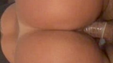 Morena Do Rabo Delicioso Deixa Seu Parceiro Filmar Ela Dando Uma Quicada No Talento Na Pica Dele Com Sua Bunda Enorme