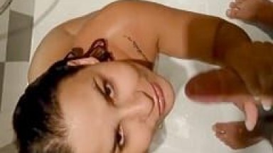 Amadora Linda Da Uma Mamada Deliciosa Com Talento No Seu Parceiro No Banho, Fazendo Uma Garganta Profunda E Masturbando