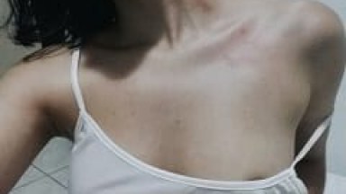 Casada Branquinha Gostosa Toda Produzida Querendo Se Satisfazer Foi Pro Motel Com Seu Amante E O Marido, Deu Bem Gostoso Pra Ele Enquanto O Corno Filmava A Cena De Sexo Amador