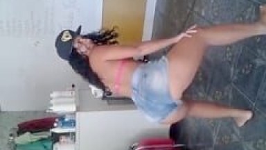 Favelada Gostosa Coloca Um Shortinho Curto Bem Provocante E Pede Pra Sua Amiga Filmar Ela Dançando Funk Sensualizando Pra Jogar No Grupo Do WhatsApp