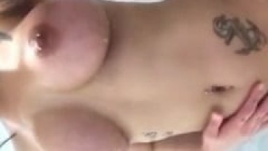Putinha Tatuada Extremamente Gostosa Com o Corpo Escultura Grava Um Video Tomando Banho Pro Seu Ficante, Que Após Terminar Joga Na Net