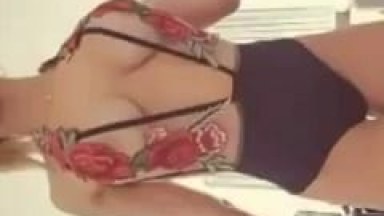 Loirona Muito Gostosa Colocou Um Roupa Bem Sexy E Exibiu Sua Bunda Extremamente Linda, Seu Peitão Gostoso E Sua Bucetinha Nesse Video Amador