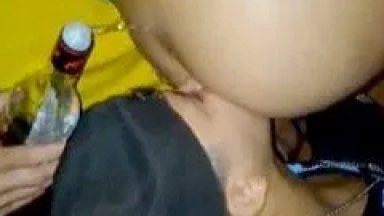 Galera Do Trabalho Fez Uma Social Na Casa Do Amigo Com Muita Putaria, Depois De Beber Bastante A Novinha Ficou Pelada Pra Galera Beber Cachaça No Cu Dela