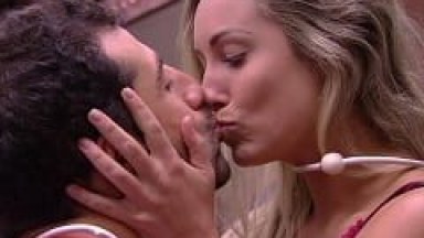 BBB18: Kaysar Não Resiste Ao Charme Da Gostosa Loira Jessica E Os Dois Vão Pra Debaixo Do Edredom Fazer Umas Putarias Para Aliviar O Fogo