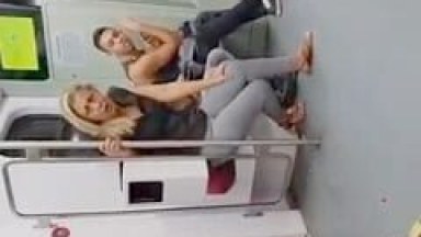Loucona No Metro Do RJ Não Consegue Segurar A Vontade De Ir No Banheiro E Pra Não Mijar Nas Calças Vai No Vão Entre O Trem E A Plataforma