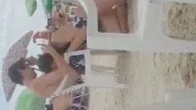 Flagra Amador Real Em Buzios – RJ Da Safada Chupando A Piroca Do Seu Namorado Sem Vergonha Nenhuma No Meio Da Praia Cheia