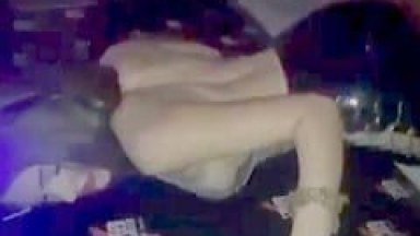 Sequencia De Videos De Uma Argentina Muito Sexy Seduzindo E Se Exibindo Na Balada Cheia De Tesão, Pegando A Amiga E No Final Dando De Quatro Pra Um Amigo E Chupando O Outro