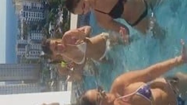 Empresarios Chamaram Varias Safadas Pra Curtir Uma Piscina Na Cobertura Deles Na Beira Da Praia E Fizeram Um Videos Amador Delas Dançando De Biquini