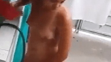 Cara Flagra Vizinha se Depilando e sua Bucetinha Deliciosamente Lambusada