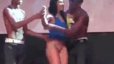 Mariana de Manguinhos fica Pelada em Show ao Vivo de MC Magrinho