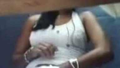 Novinha Muito Gostosa é Flagrada Tocando Uma Siririca Dentro de Uma Lan House – RJ
