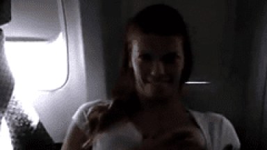 Mais uma Gostosona Brincando De Muita Putaria em Avião Comercial Com Todos Vendo!