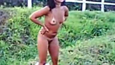 Caiu na Net Video de Gostosa Doidona Tirando a Roupa na Rave Experience 2013 em Itu -SP