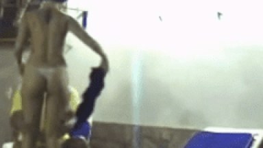 Safadão de Além Paraíba Flagra Vizinho Coroa Sentando a Piroca na Mulher Na Varanda