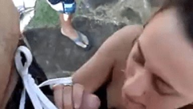 Putinha Brasileira na Suruba com dois Amigos que Chupam ela de Jeito