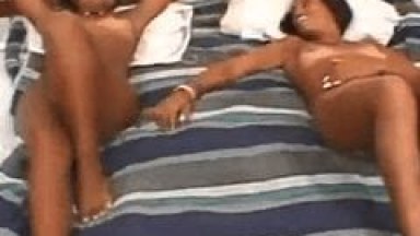 Fazendo sexo com duas morenas brasileiras