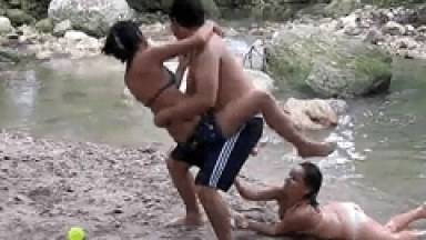 Fabiola e Paulinha Foram Para A Cachoeira os Amigos Furaram e Elas Se Pegaram Ali Mesmo