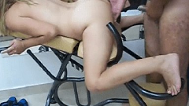 Esposa Liberal Sendo Fodida Pelo Marido na Cadeira Erótica no Motel