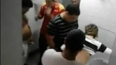 Suruba com gostosa no banheiro do posto de gasolina
