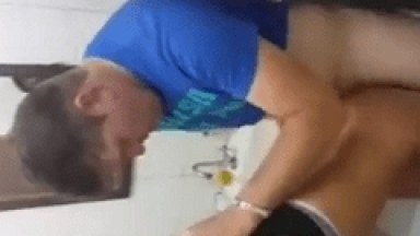 Taradão Flagra Novinha Dando Para Amigo no Banheiro e Falando Com Namorado Corno no Cel