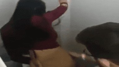 Garoto Taradão Coloca Câmera Escondida no Banheiro e Grava Filha do Padrasto Dando Gostoso