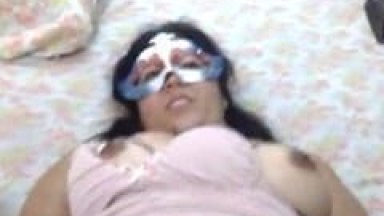 Ninfetinha Muito Gostosa e Safada Leva Amigo Para Quarto Onde Rolava Uma Festa e Filmou Tudo