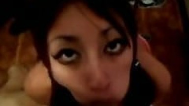 Tapou os olhos da japinha gostosa e masturbou ela