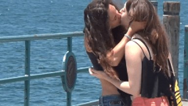 Gostosa Rouba Beijos de Outras Mulheres nas Ruas e Vejam a Reação Das Mulheres de Hoje – Parte 1