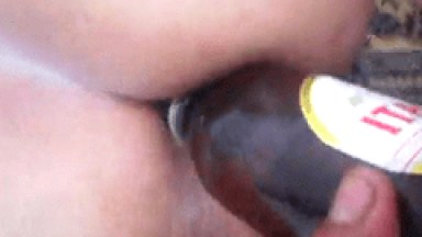 Caiu na Net Morena Super Cavala que Adora Sexo Anal Enfia a Garrafa de Cerveja no Rabo