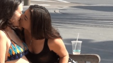 Gostosa Rouba Beijos de Outras Mulheres nas Ruas e Vejam a Reação Das Mulheres de Hoje – Parte 3