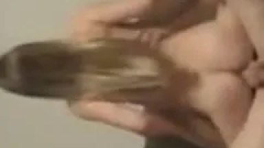 Gostosas uma mijando na cara da outra nessa fuleragem