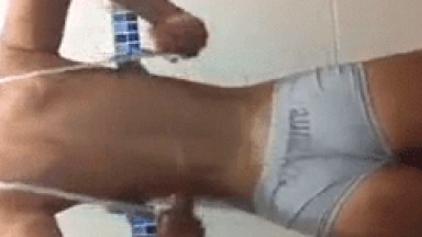 Vazou no WhatsApp Video Amador de Ninfeta Muito Gostosa da Tijuca – RJ Tirando a Roupa