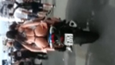 Super Gostosa Rabuda e Muito Cavala Desfilando de Moto Num Encontro no Interior de São Paulo!
