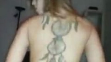 Sexo a três com loira gostosa que adora um porno amador