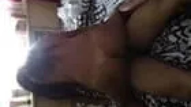 Video porno com morena cavalgando com força na pica do Pedro